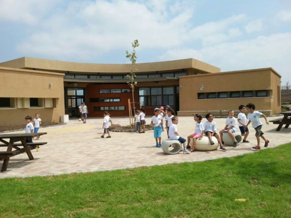 מערכת החינוך בגולן , תמונה חצר בית הספר