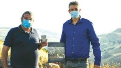 עם שר התשורת יועז הנדל אושרה התכנית להטמנת סיב אופטי בגולן.jpg