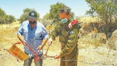 רוקח ואלוף פיקוד צפון אלוף אמיר ברעם בטקס פינוי מוקשים באל רום.jpg